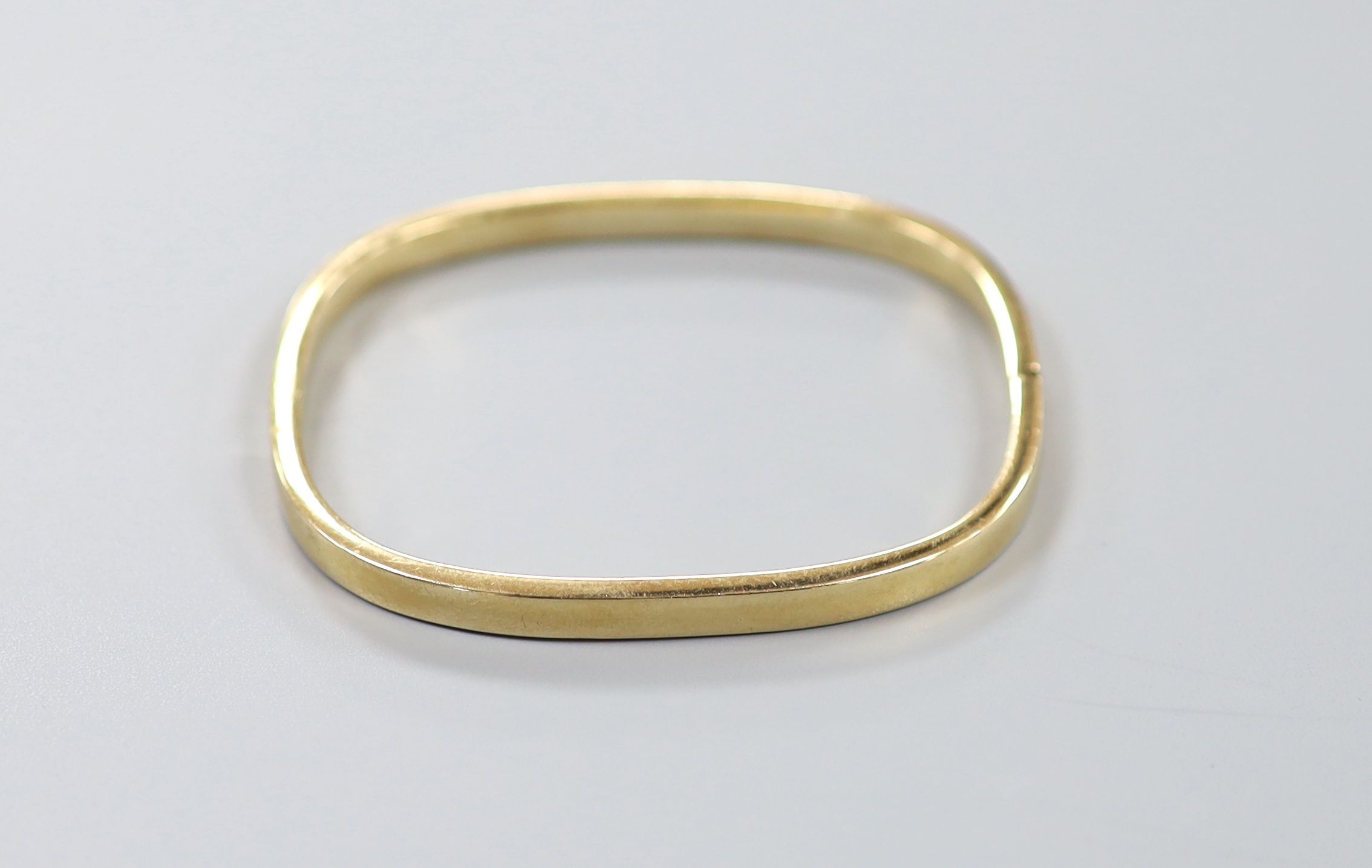 A 9ct gold bangle, interior diameter 59mm, 10 grams.